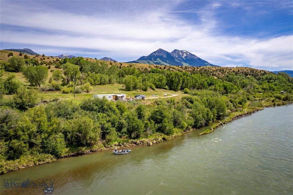 1005 East River Road, Emigrant MT 59027