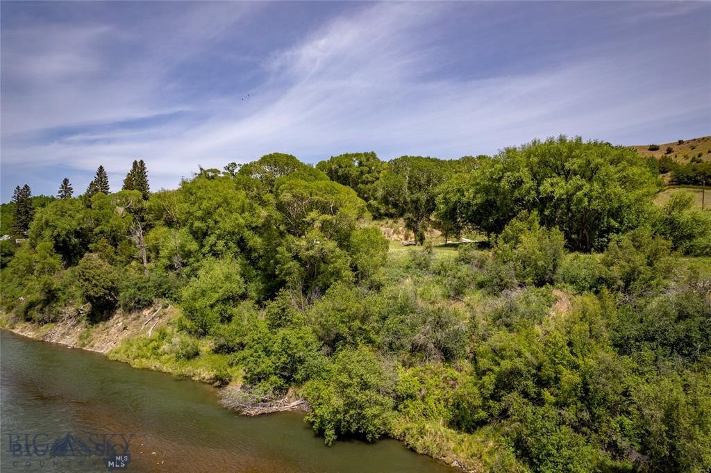1005 East River Road, Emigrant MT 59027