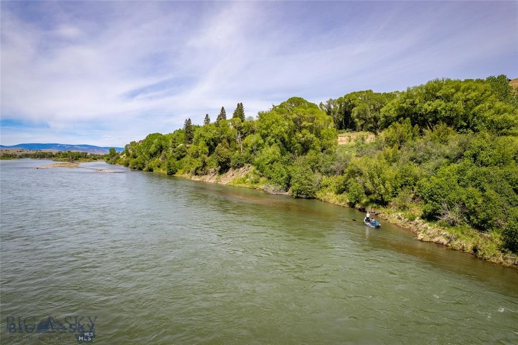 1005 East River Road, Emigrant MT 59027