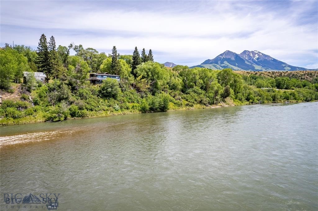 1005 East River Road, Emigrant MT 59027