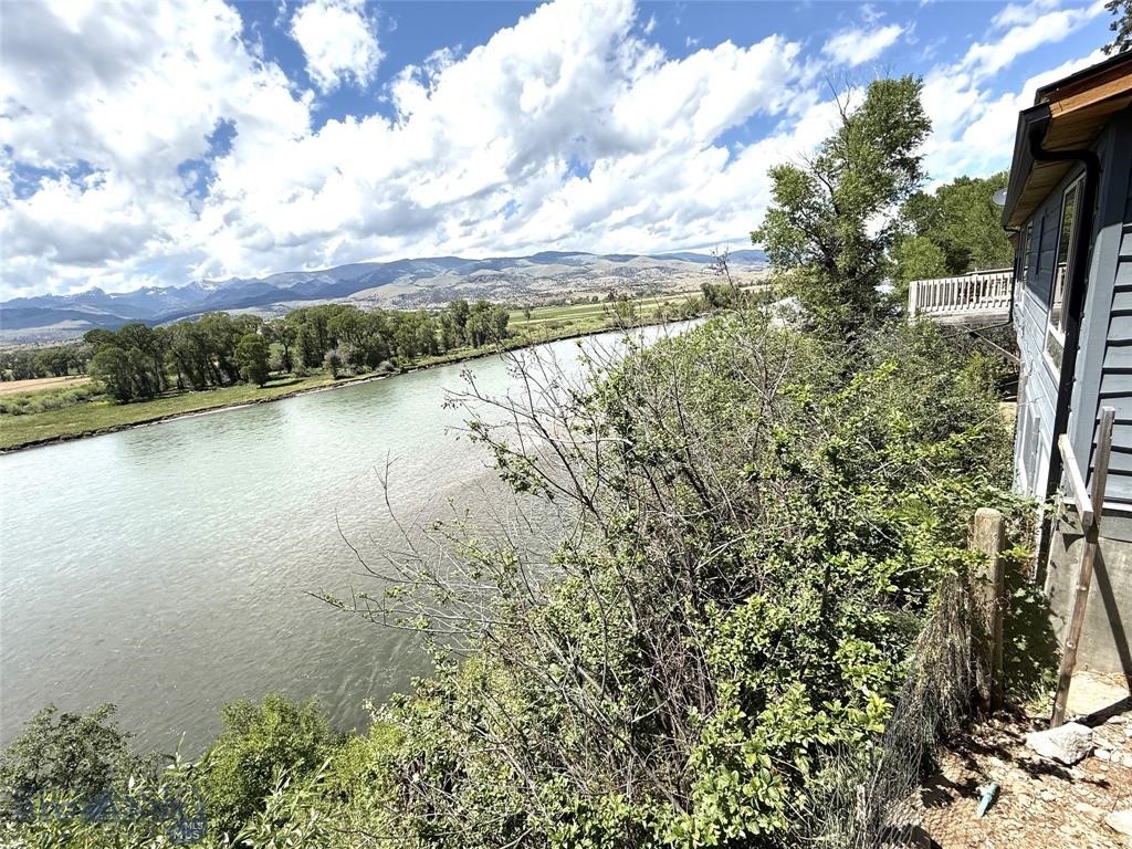 1005 East River Road, Emigrant MT 59027