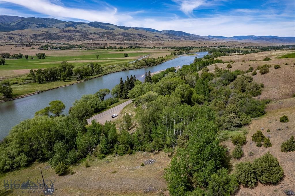 1005 East River Road, Emigrant MT 59027