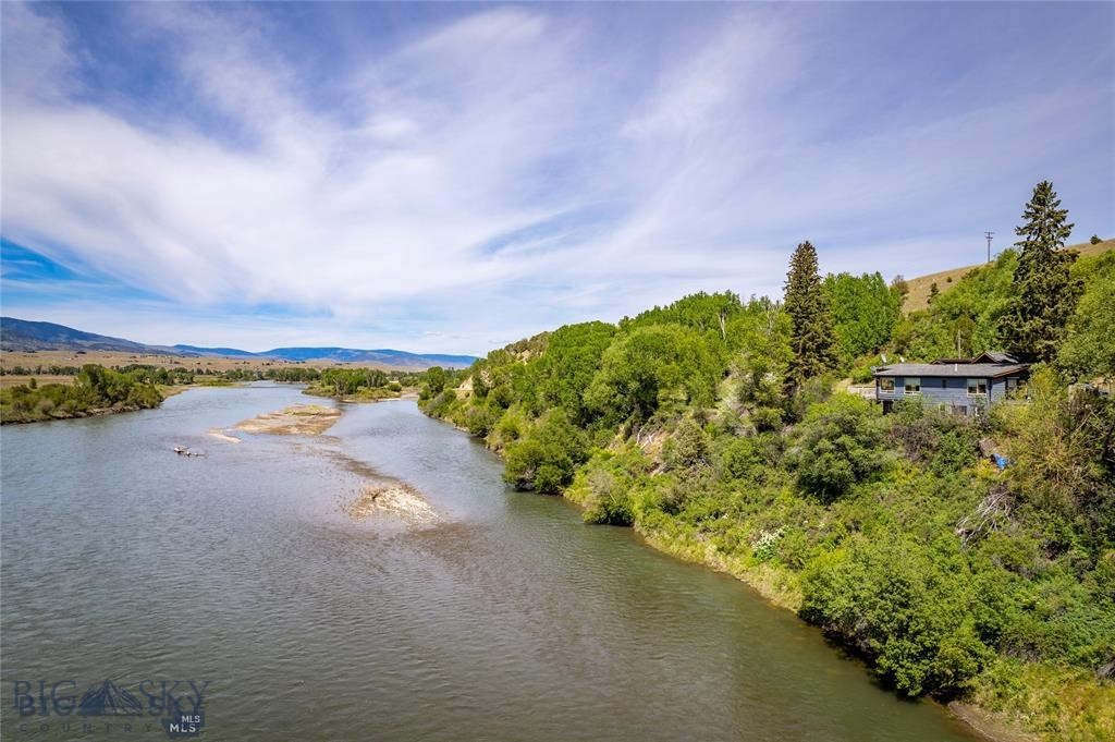 1005 East River Road, Emigrant MT 59027