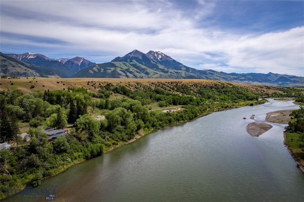 1005 East River Road, Emigrant MT 59027