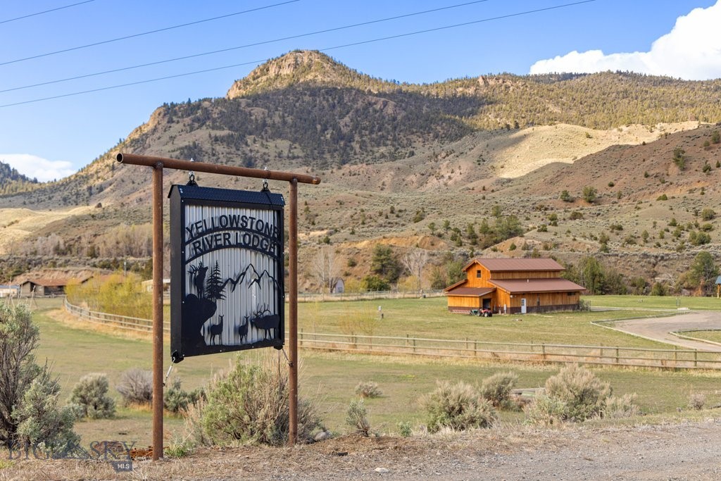1035 and 1037 US Highway 89 South S, Gardiner MT 59030