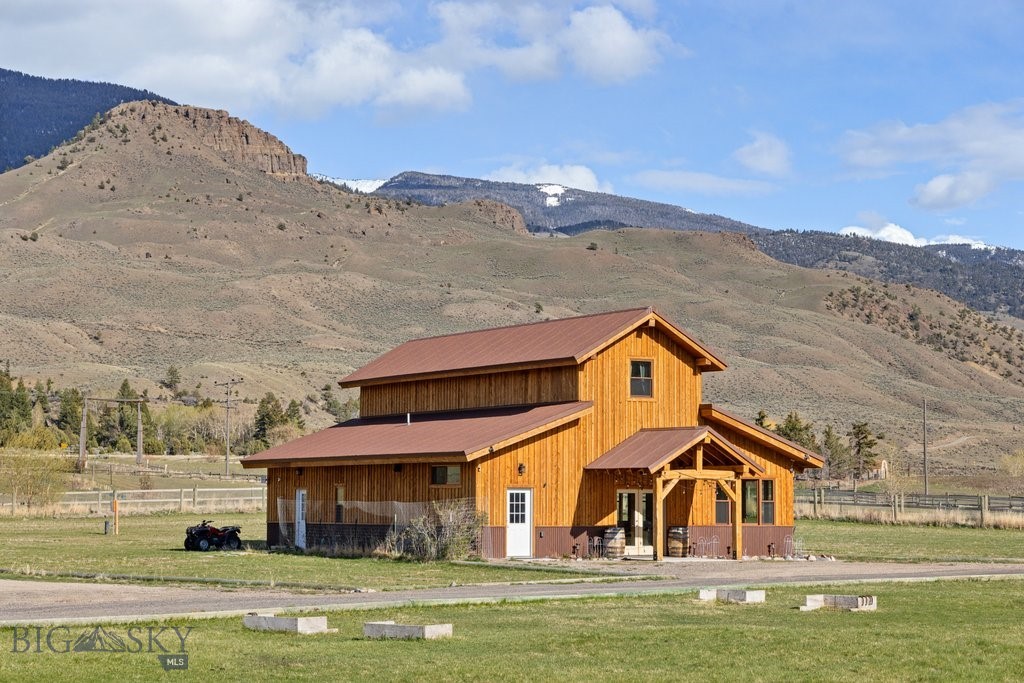 1035 and 1037 US Highway 89 South S, Gardiner MT 59030