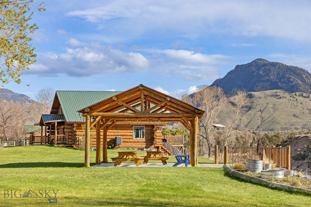 1035 and 1037 US Highway 89 South S, Gardiner MT 59030