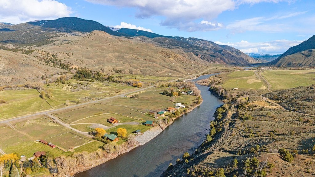 1035 and 1037 US Highway 89 South S, Gardiner MT 59030