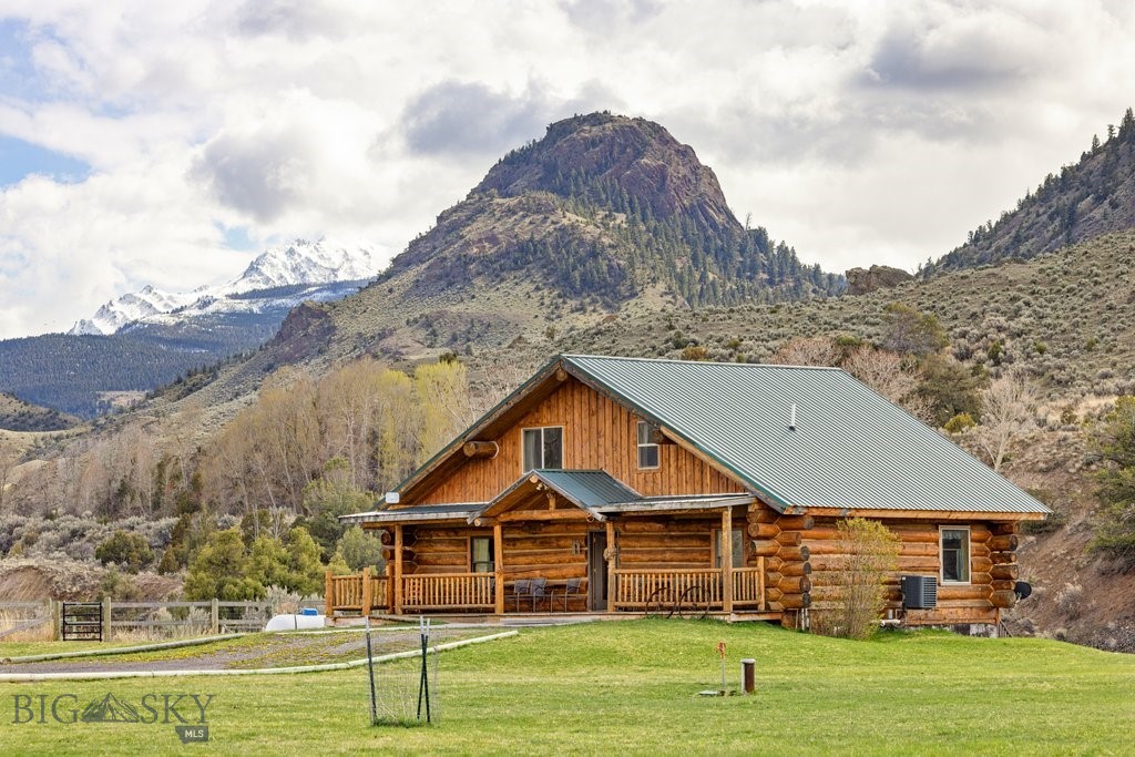 1035 and 1037 US Highway 89 South S, Gardiner MT 59030