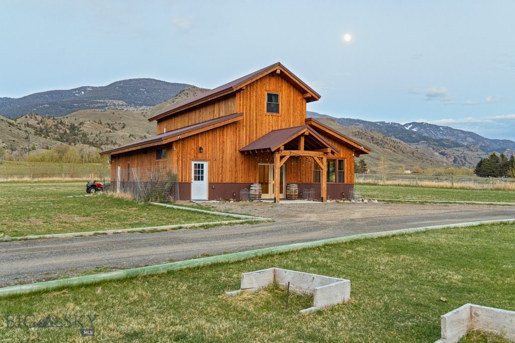 1035 and 1037 US Highway 89 South S, Gardiner MT 59030