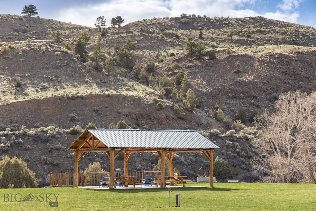 1035 and 1037 US Highway 89 South S, Gardiner MT 59030