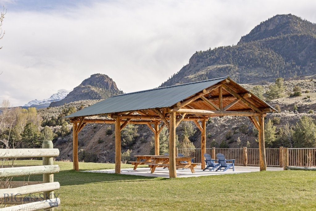 1035 and 1037 US Highway 89 South S, Gardiner MT 59030