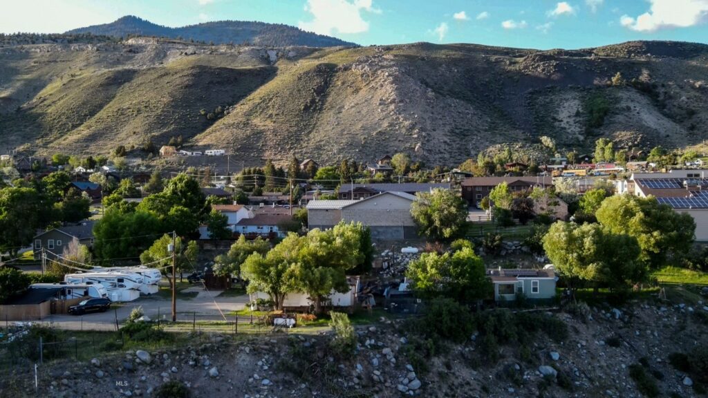 104 Vista Street, Gardiner MT 59030