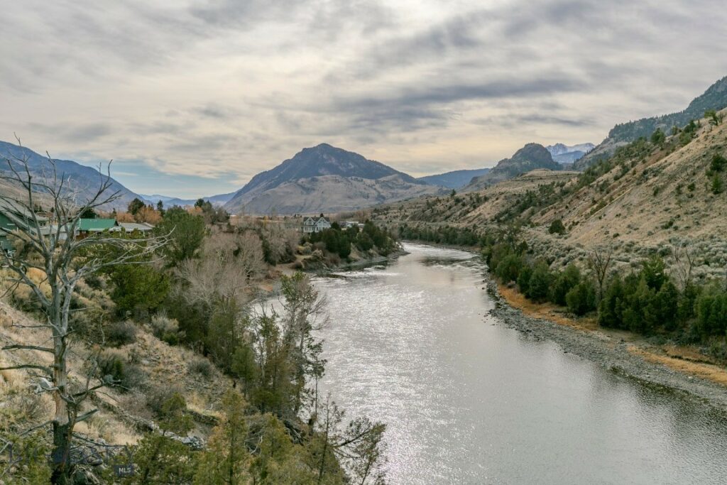 1099 US Highway 89 S, Gardiner MT 59030