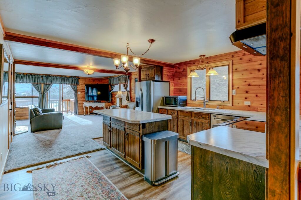 1099 US Highway 89 S, Gardiner MT 59030