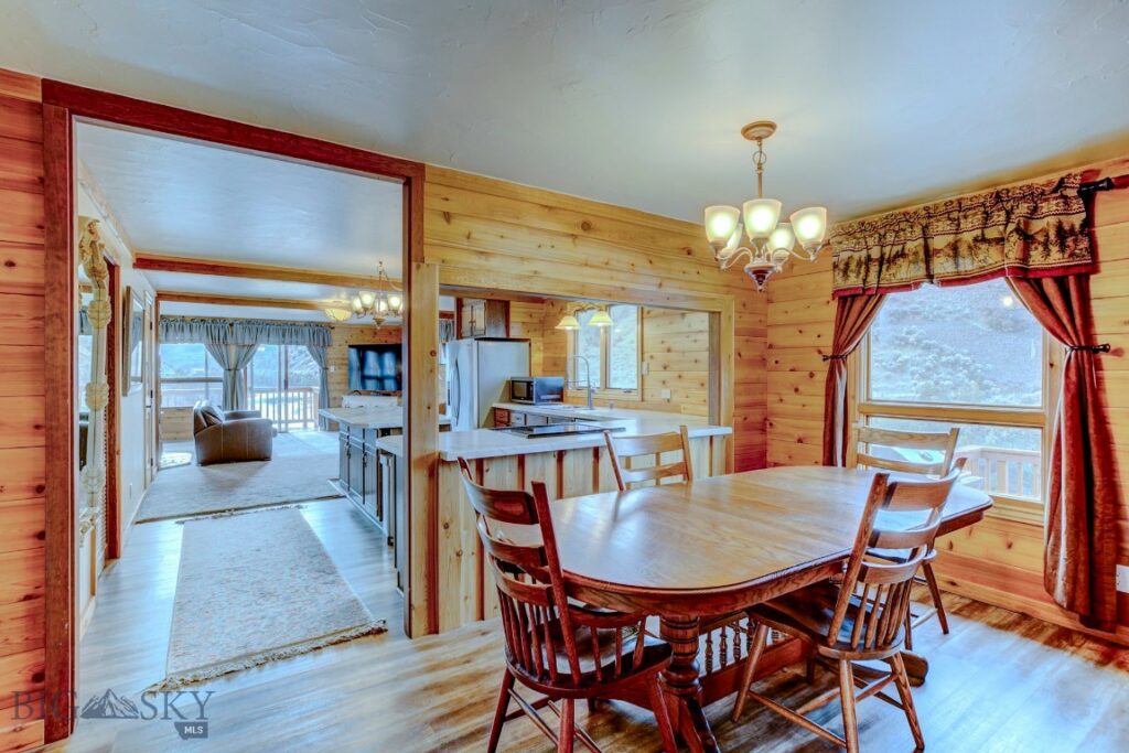 1099 US Highway 89 S, Gardiner MT 59030