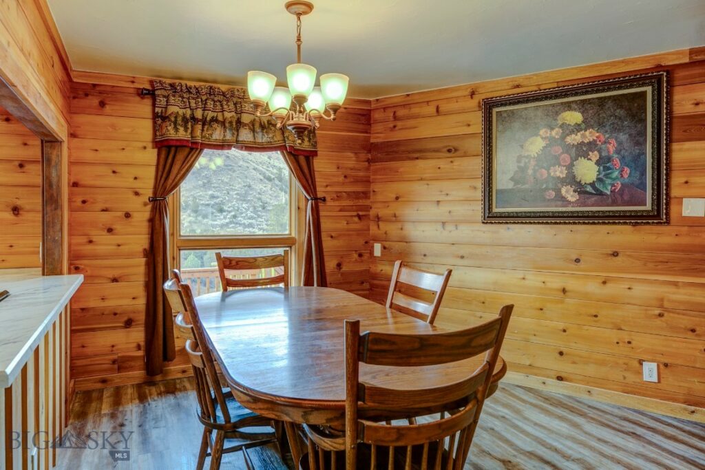 1099 US Highway 89 S, Gardiner MT 59030