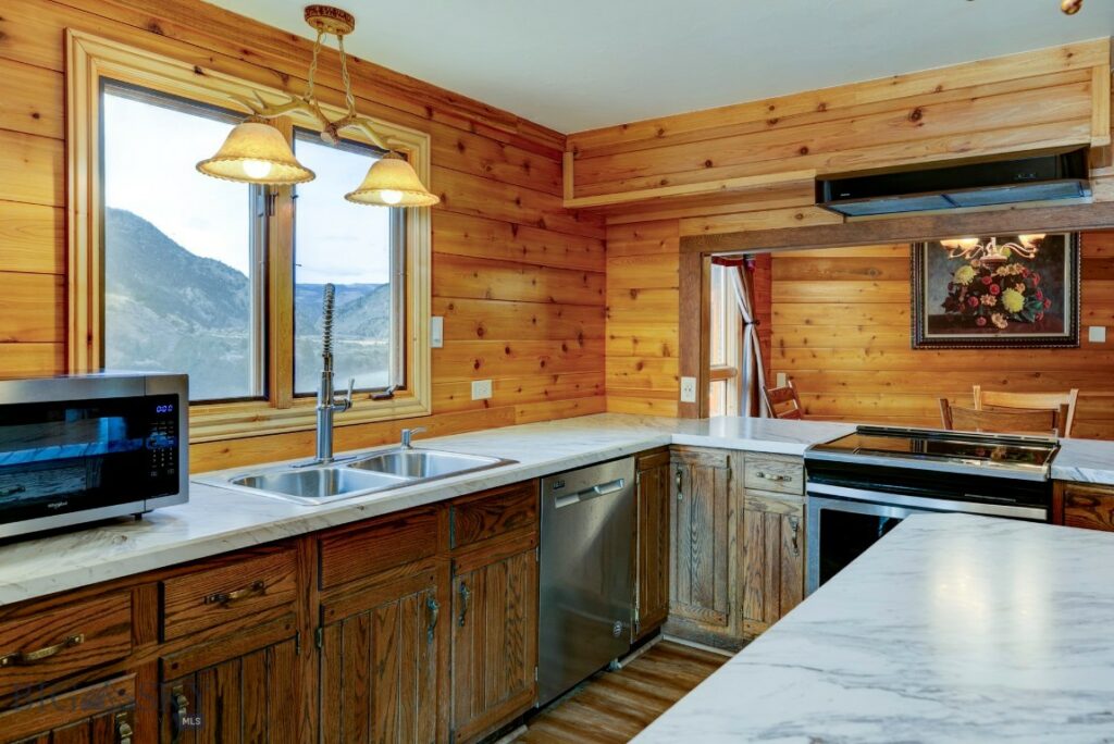 1099 US Highway 89 S, Gardiner MT 59030