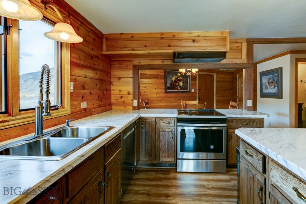 1099 US Highway 89 S, Gardiner MT 59030