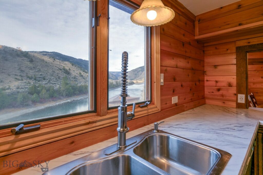 1099 US Highway 89 S, Gardiner MT 59030