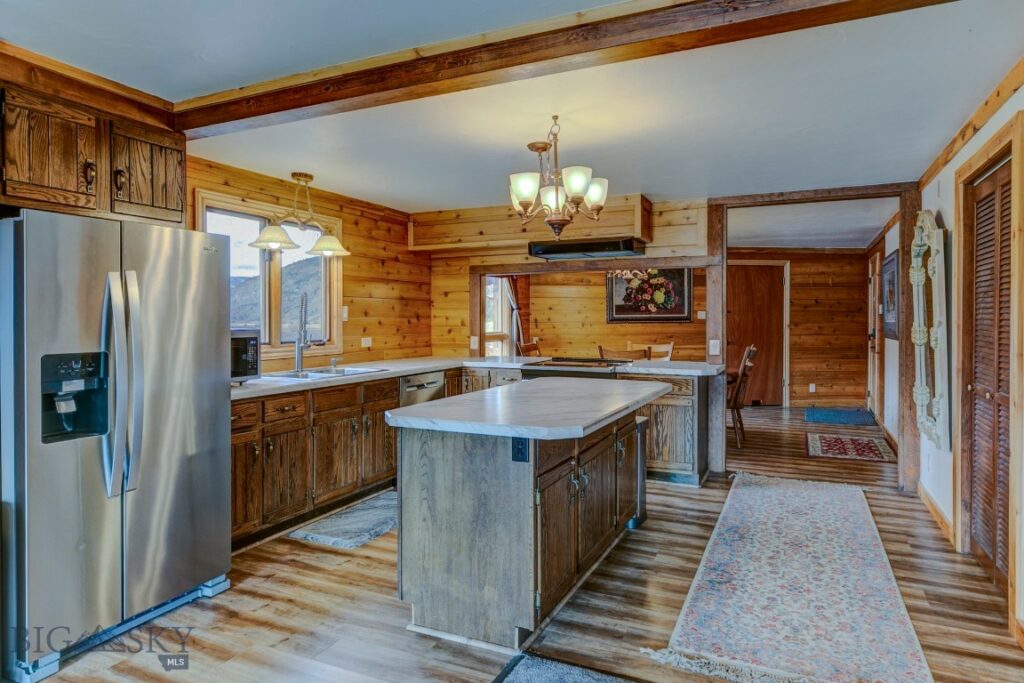 1099 US Highway 89 S, Gardiner MT 59030