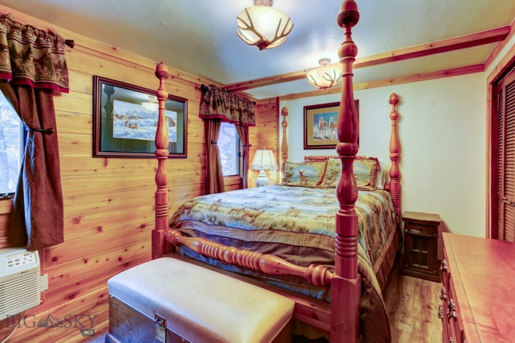 1099 US Highway 89 S, Gardiner MT 59030