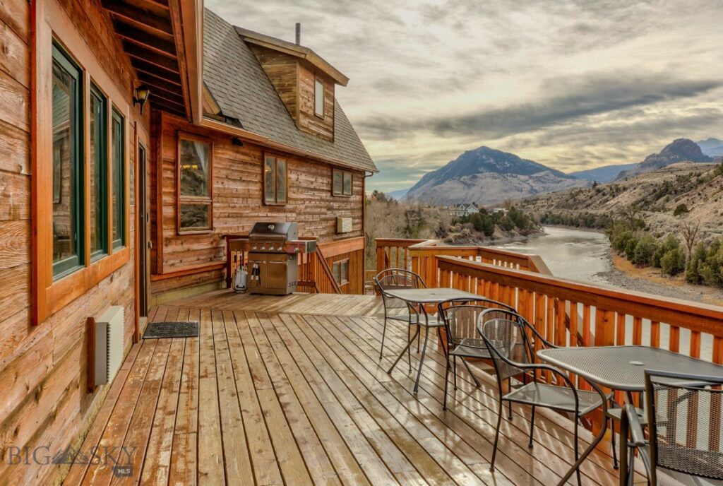 1099 US Highway 89 S, Gardiner MT 59030