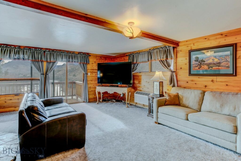 1099 US Highway 89 S, Gardiner MT 59030