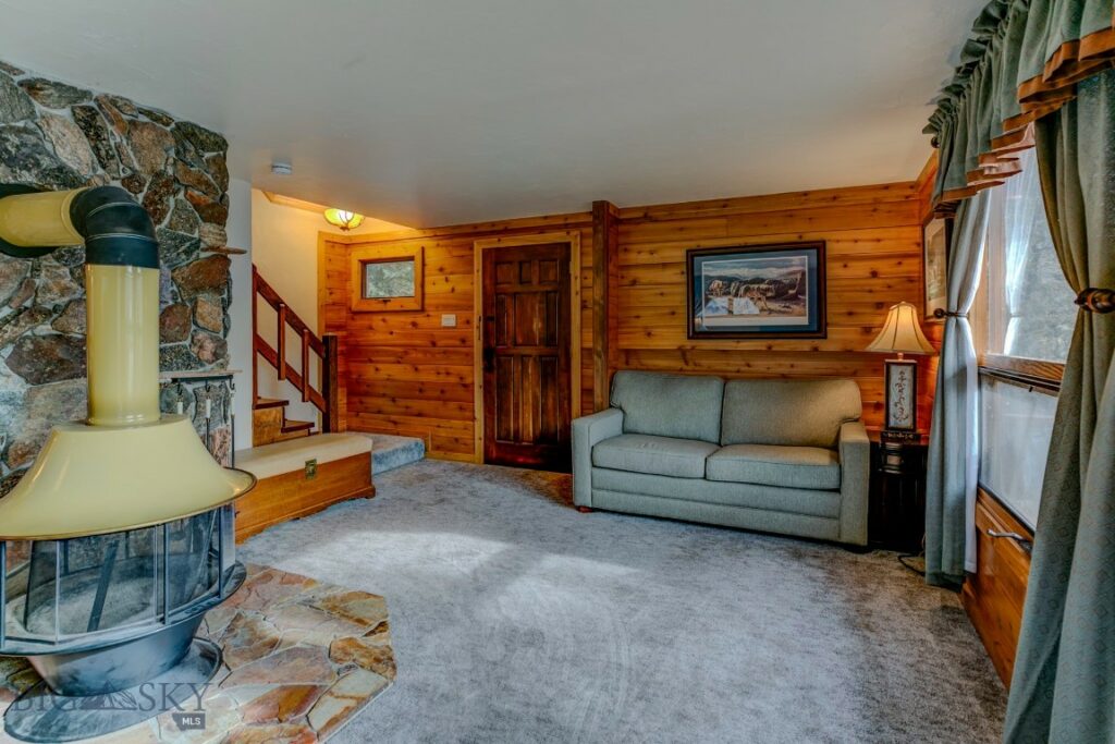 1099 US Highway 89 S, Gardiner MT 59030