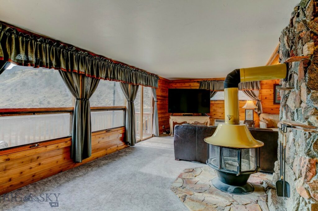 1099 US Highway 89 S, Gardiner MT 59030