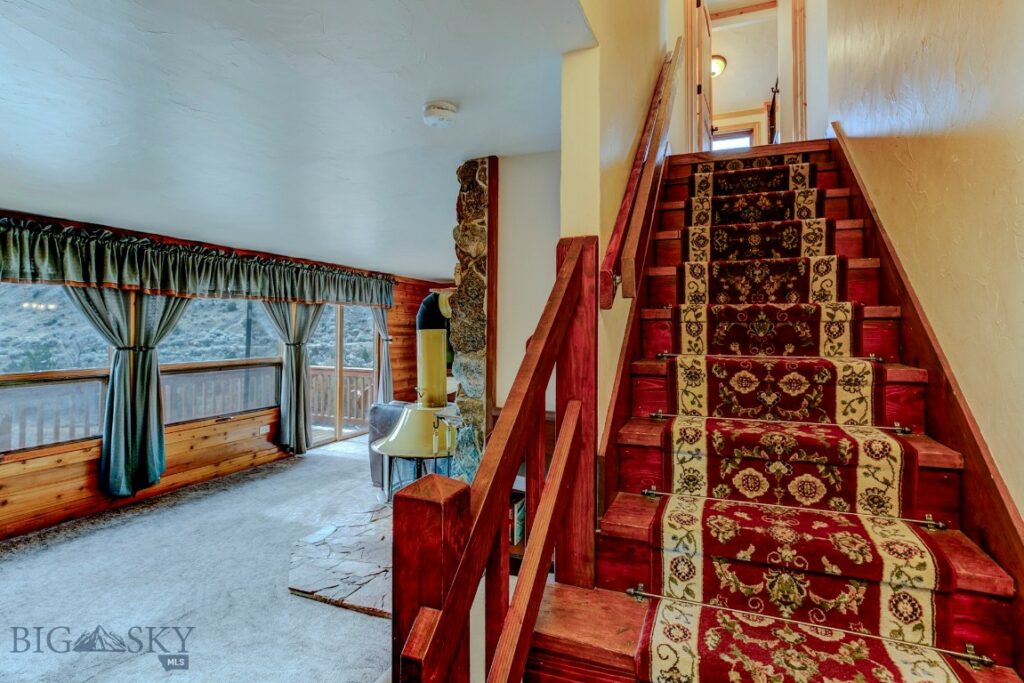 1099 US Highway 89 S, Gardiner MT 59030