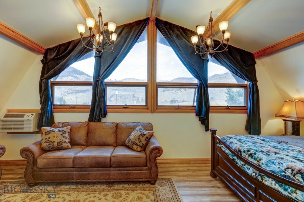 1099 US Highway 89 S, Gardiner MT 59030