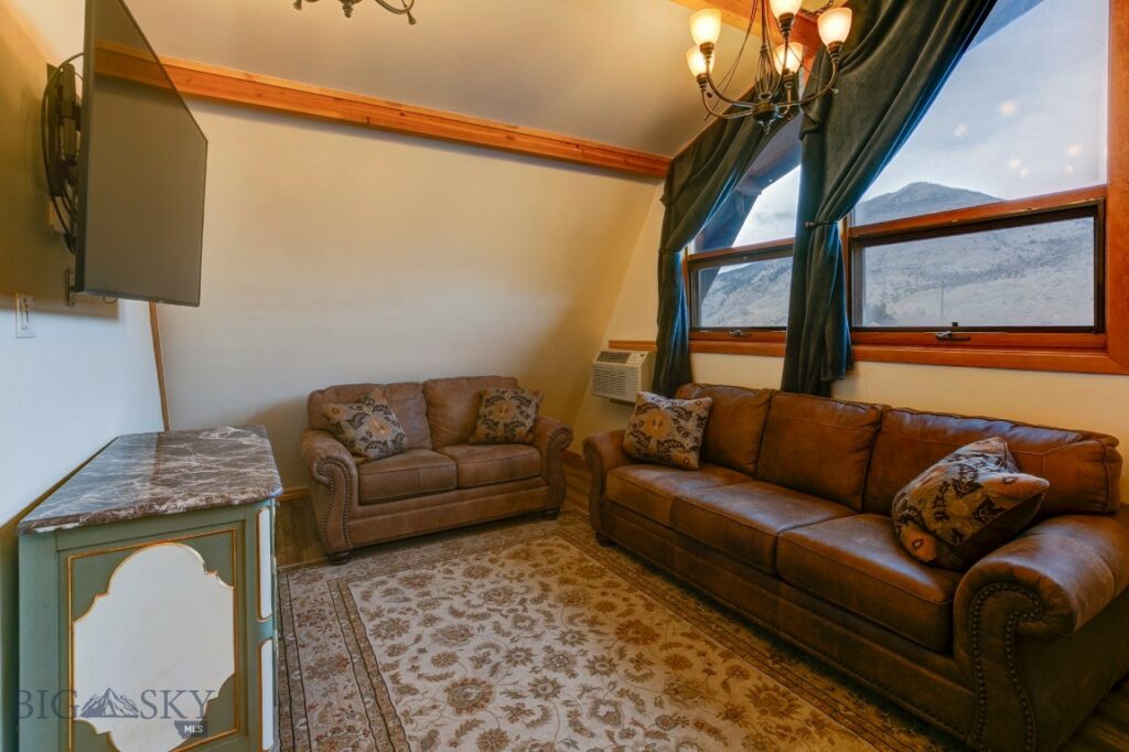 1099 US Highway 89 S, Gardiner MT 59030