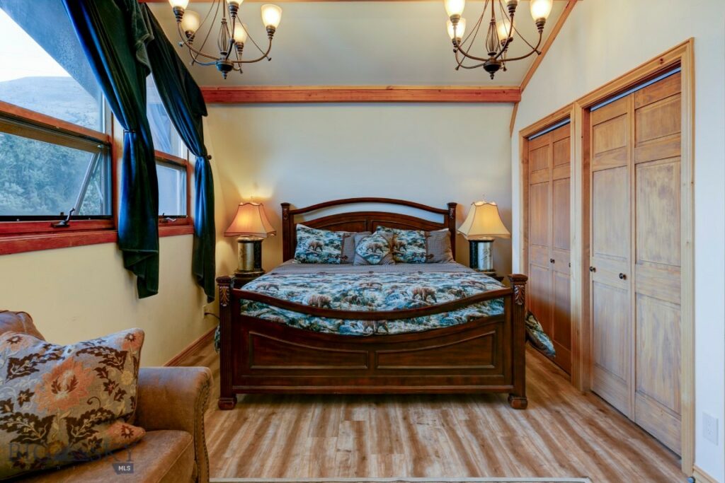 1099 US Highway 89 S, Gardiner MT 59030