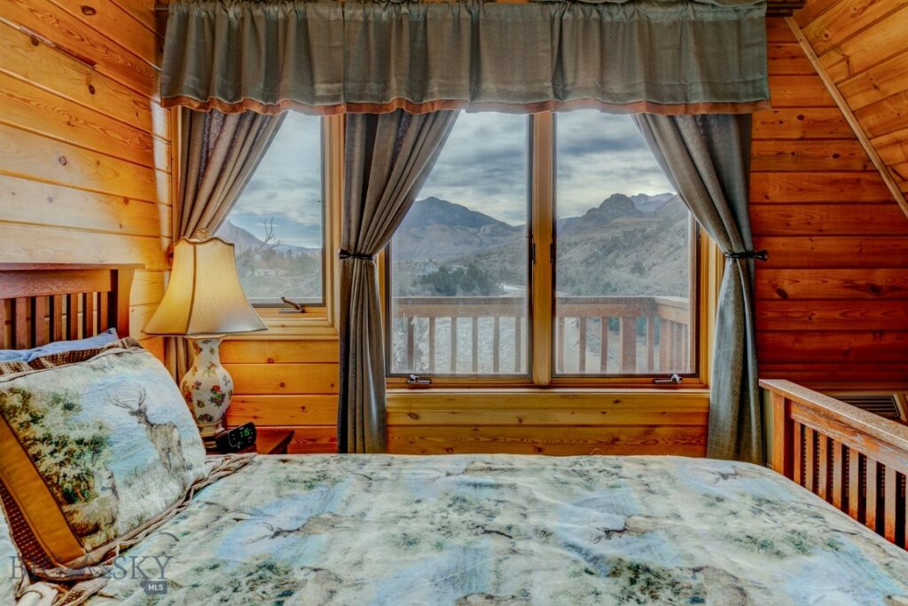 1099 US Highway 89 S, Gardiner MT 59030