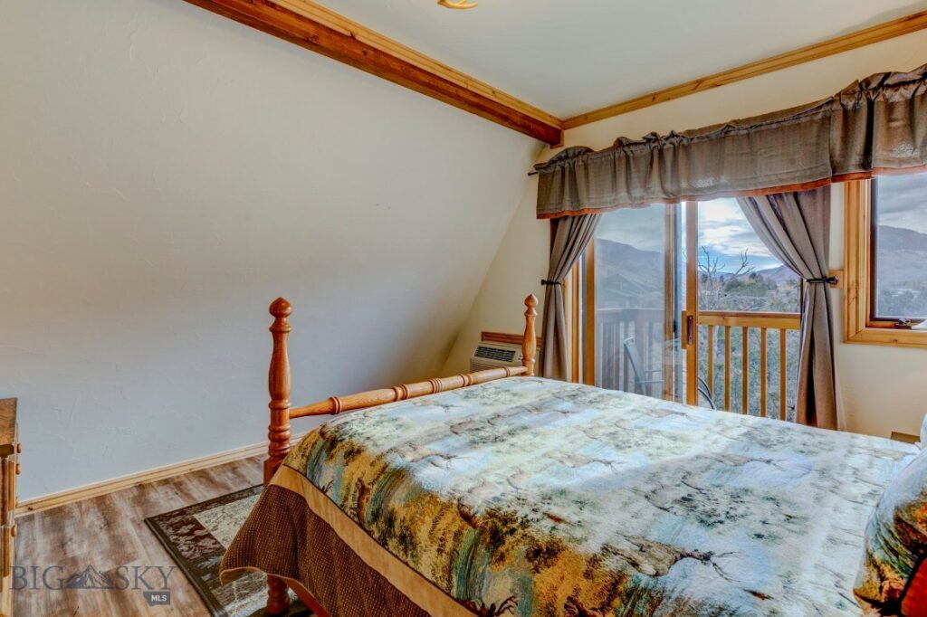 1099 US Highway 89 S, Gardiner MT 59030