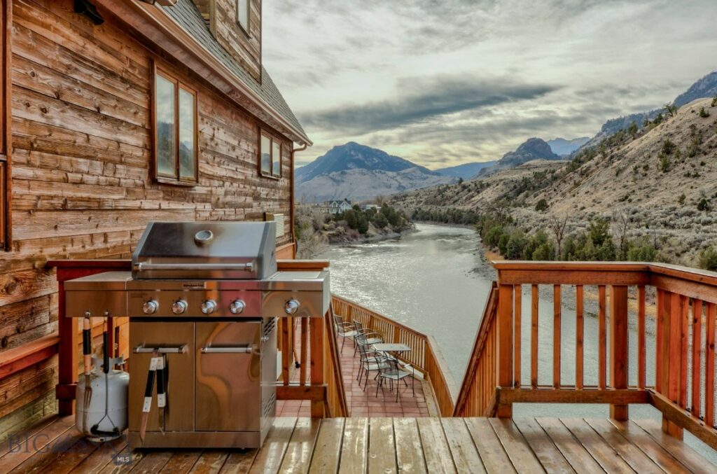 1099 US Highway 89 S, Gardiner MT 59030