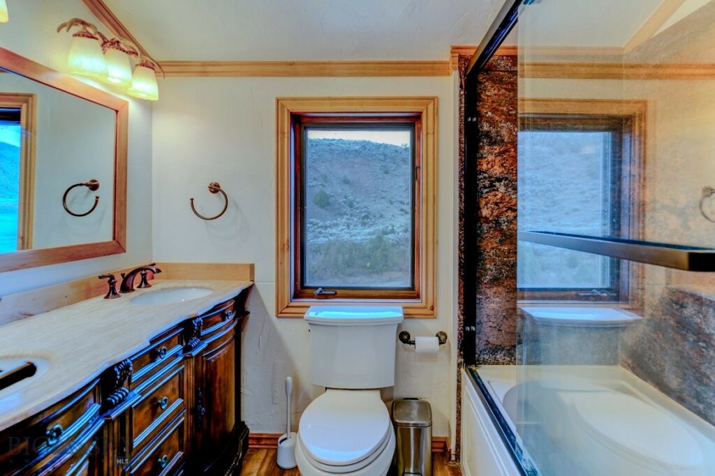 1099 US Highway 89 S, Gardiner MT 59030