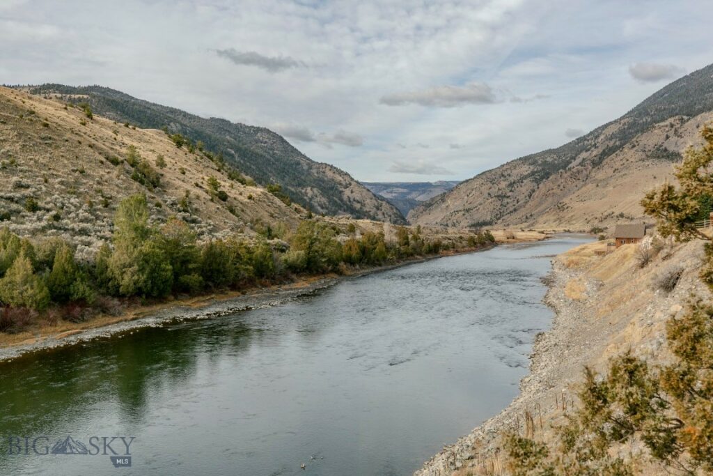 1099 US Highway 89 S, Gardiner MT 59030