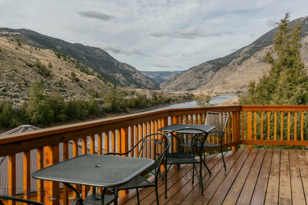 1099 US Highway 89 S, Gardiner MT 59030