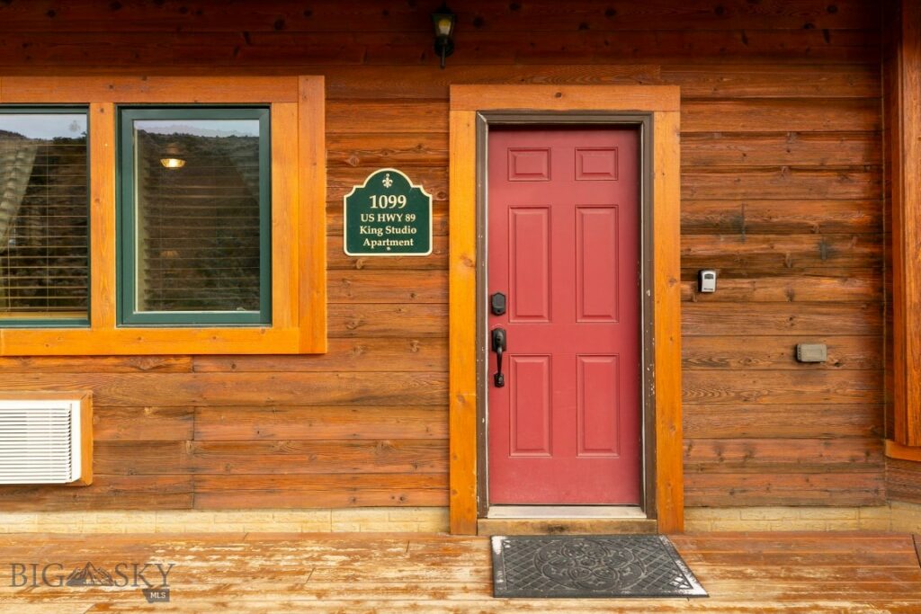 1099 US Highway 89 S, Gardiner MT 59030