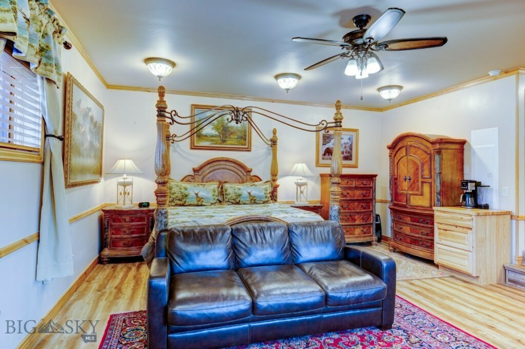 1099 US Highway 89 S, Gardiner MT 59030