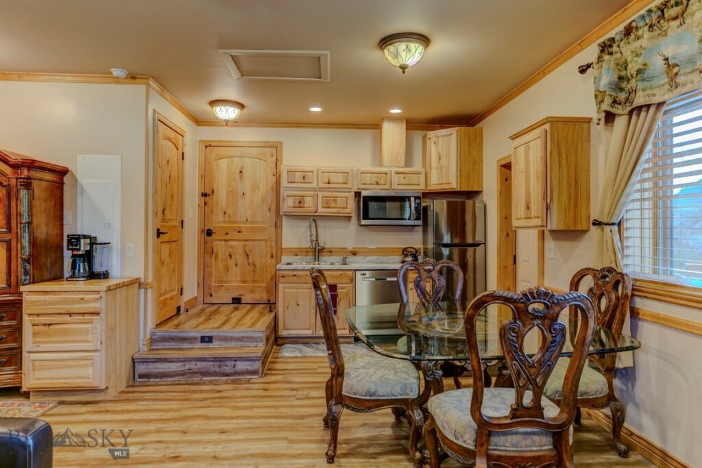 1099 US Highway 89 S, Gardiner MT 59030