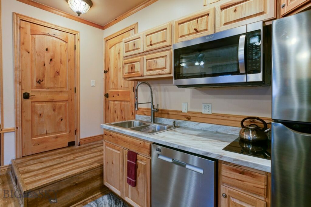 1099 US Highway 89 S, Gardiner MT 59030