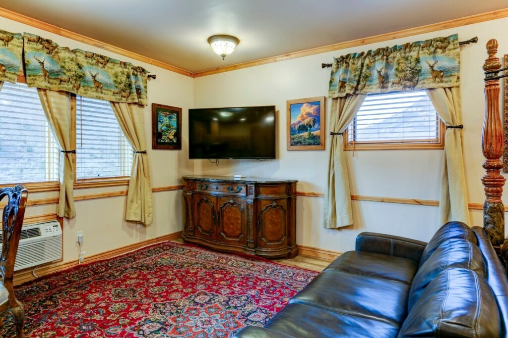 1099 US Highway 89 S, Gardiner MT 59030