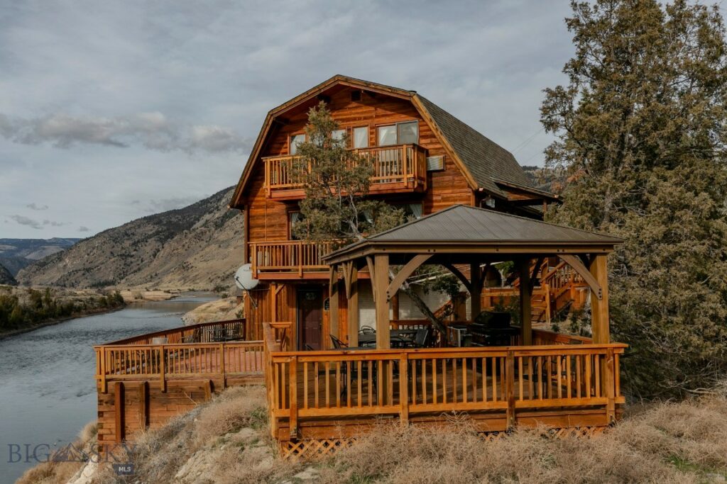 1099 US Highway 89 S, Gardiner MT 59030