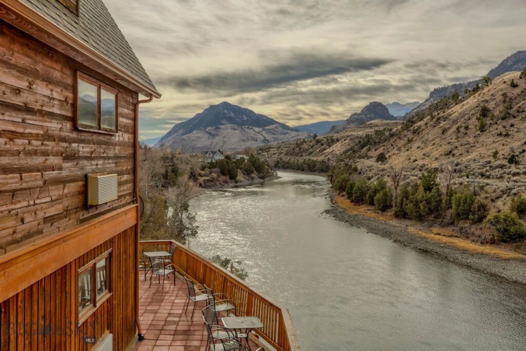 1099 US Highway 89 S, Gardiner MT 59030