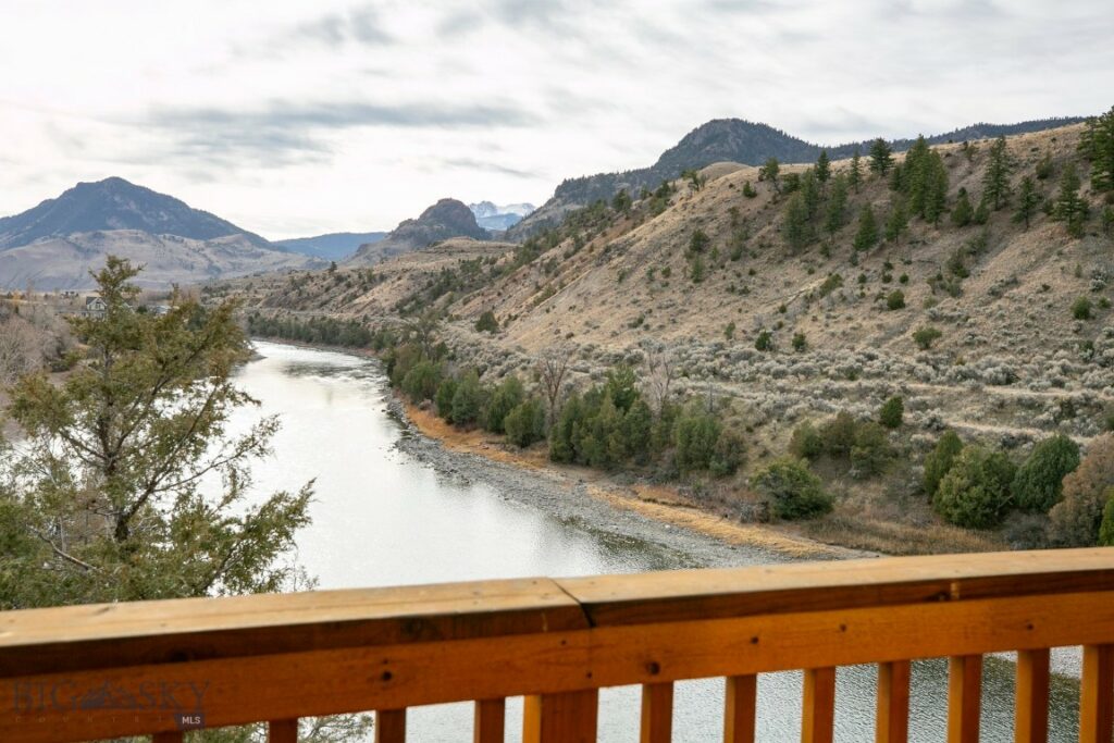 1099 US Highway 89 S, Gardiner MT 59030