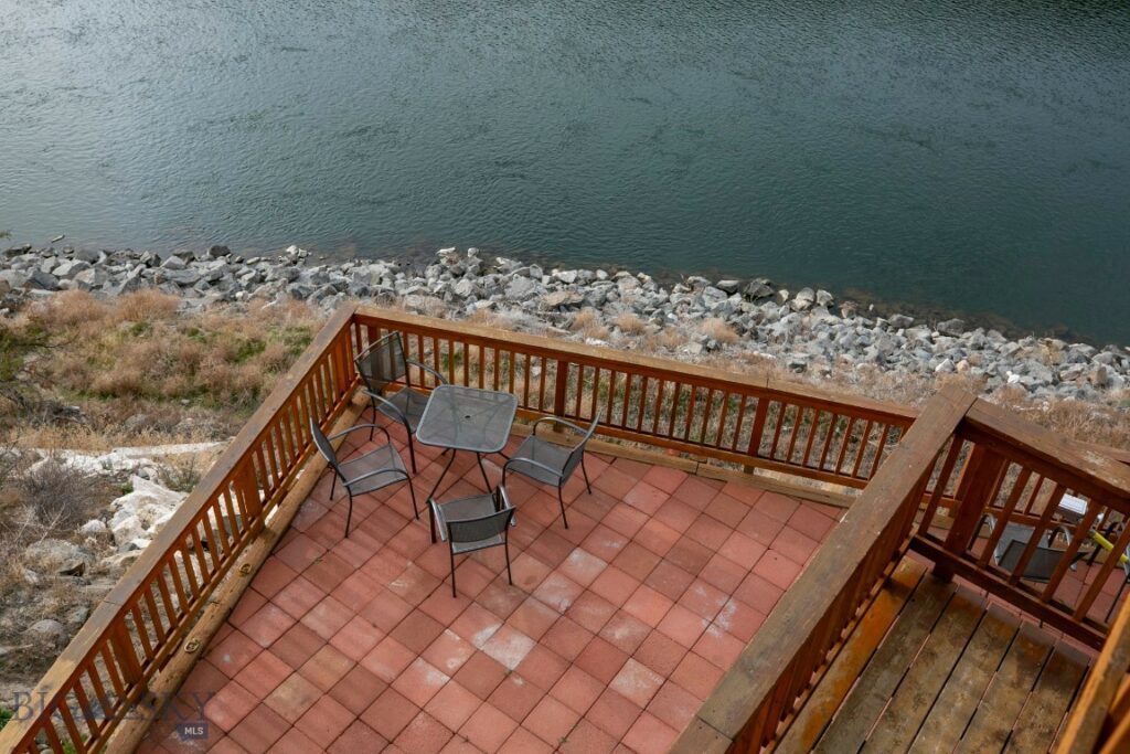 1099 US Highway 89 S, Gardiner MT 59030