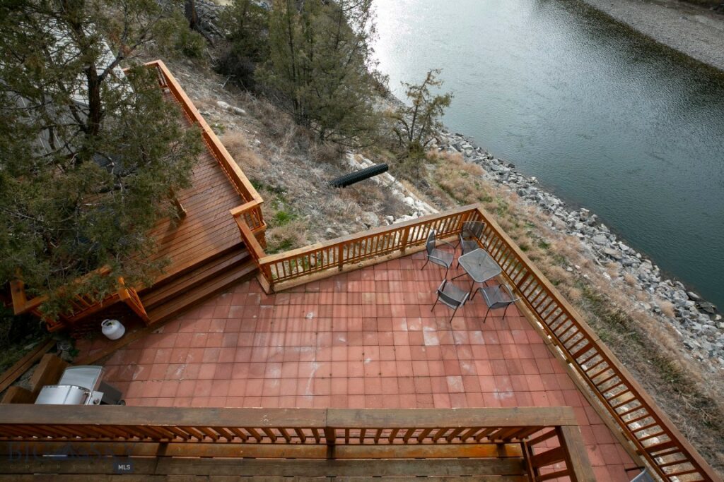 1099 US Highway 89 S, Gardiner MT 59030